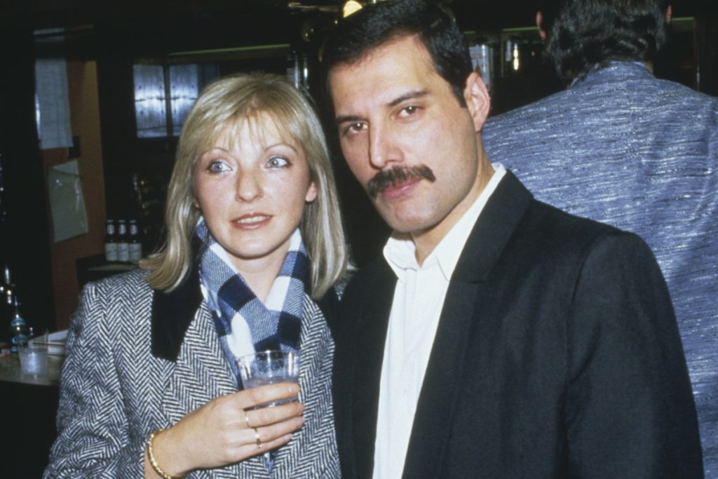 freddie-mercury:-leilao-causou-“guerra”-entre-familiares-e-ex-namorada